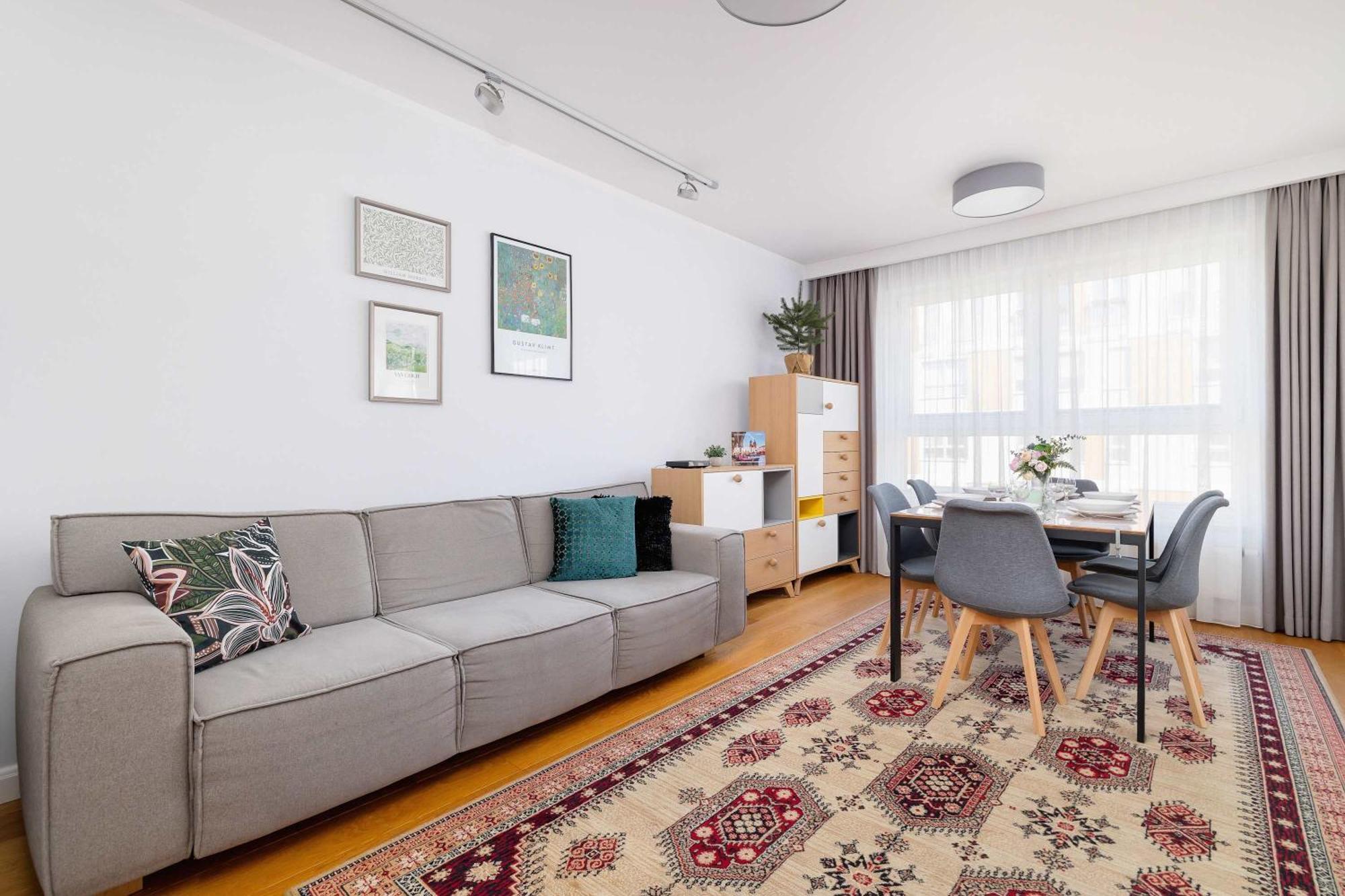 Przytulny I Przestronny W Krakowie Z Parkingiem Biurkiem I 2 Balkonami By Renters Apartment